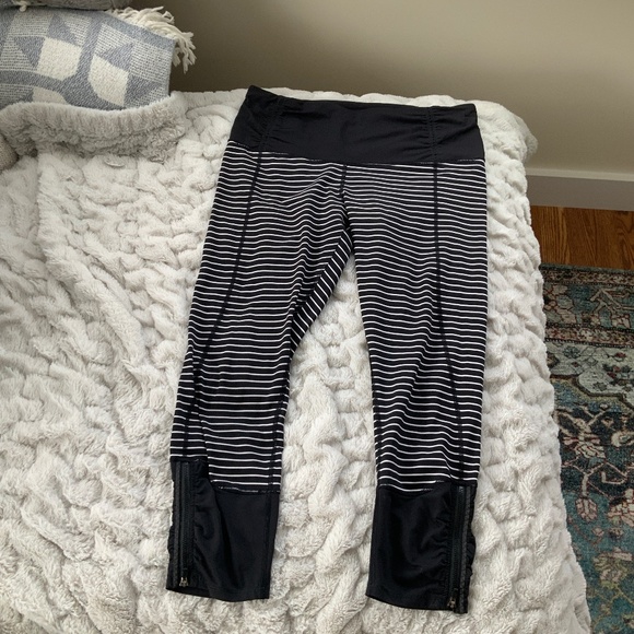 Lululemon Black & White Striped Cropped Leggings 23 Inch Long Zippered Leg Pant - Picture 2 of 9